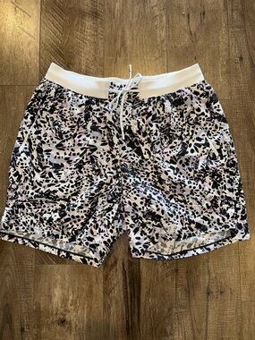 LULULEMON MENS "LICENSE TO TRAIN" 7" SHORTS SIZE LARGE